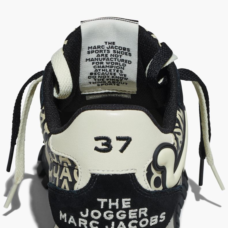 JLX82499 Marc Jacobs joggingbyxan i monogramläder